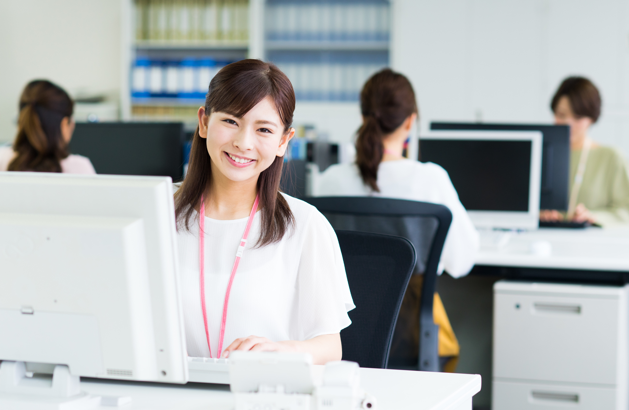 笑顔でガッツボーツをしている女性