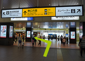 JR線　大宮駅の改札を出て東口方面へ進みます。