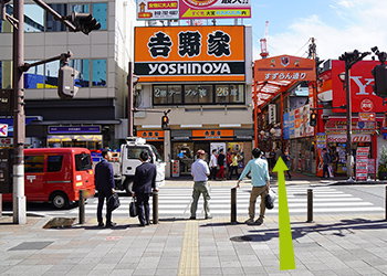 目の前にある横断歩道を渡り、すずらん通りの方へ進みます。
