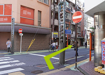 左側にある一宮通りを右に曲がり真っすぐ数分進みます。