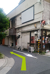 左側に小道が見えますので、そこを曲がります。