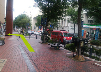 出口を背に正面を向くと、左に「全国共済」、右に「ファミリーマート」が見えます。