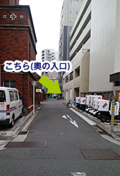 一つ目の十字路を過ぎると、ピザ屋が見えます。その奥にあるベージュの建物がニューロワークス横浜センターです。