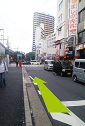 道路に出ますので、道路を左に進みます。