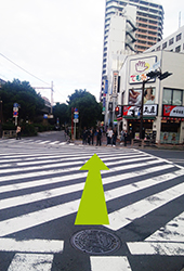 正面に横断歩道が見えますので「日高屋」を正面にして直進します。