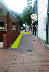 横断歩道を渡り直進すると「いきなりステーキ」の看板が見えます。角を右折します。