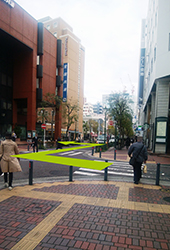 直進すると左手に青い看板の「全国共済」が見えますので、横断歩道を渡り右手一本目の角「全国共済」と「タリーズコーヒー」の間の道に入ります。