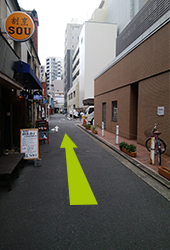 左に曲がると飲食店がございます。<br>まっすぐ道なりに進みます。