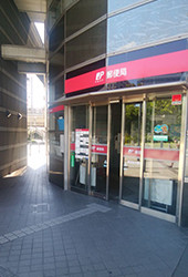 直進すると郵便局が出てきます。郵便局を過ぎたら、角を右に曲がります。