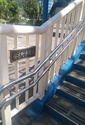 奥の歩道橋を上がります。