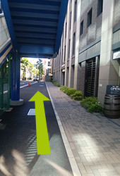 歩道橋を降りたら、歩道橋が背になるよう反転し直進します。右手にビジネスホテルがございます。