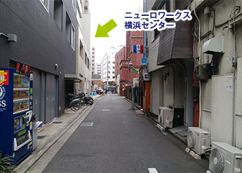 角を曲がって、左手２つ目に見えるベージュの建物がニューロワークス横浜センターです。