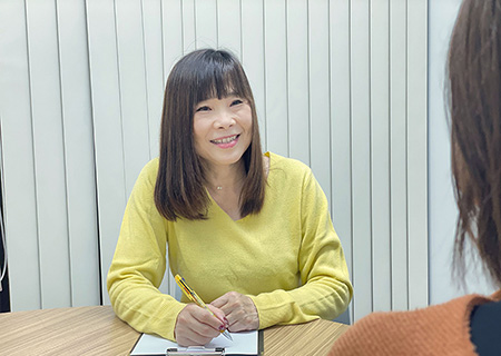 タブレットを片手に説明を行う男性スタッフ