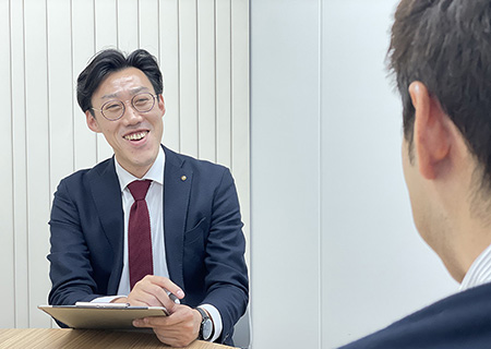 窓に面した学習スペース