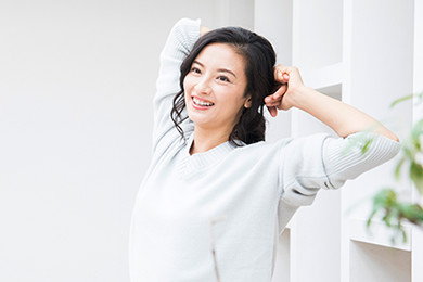 ストレッチをする女性