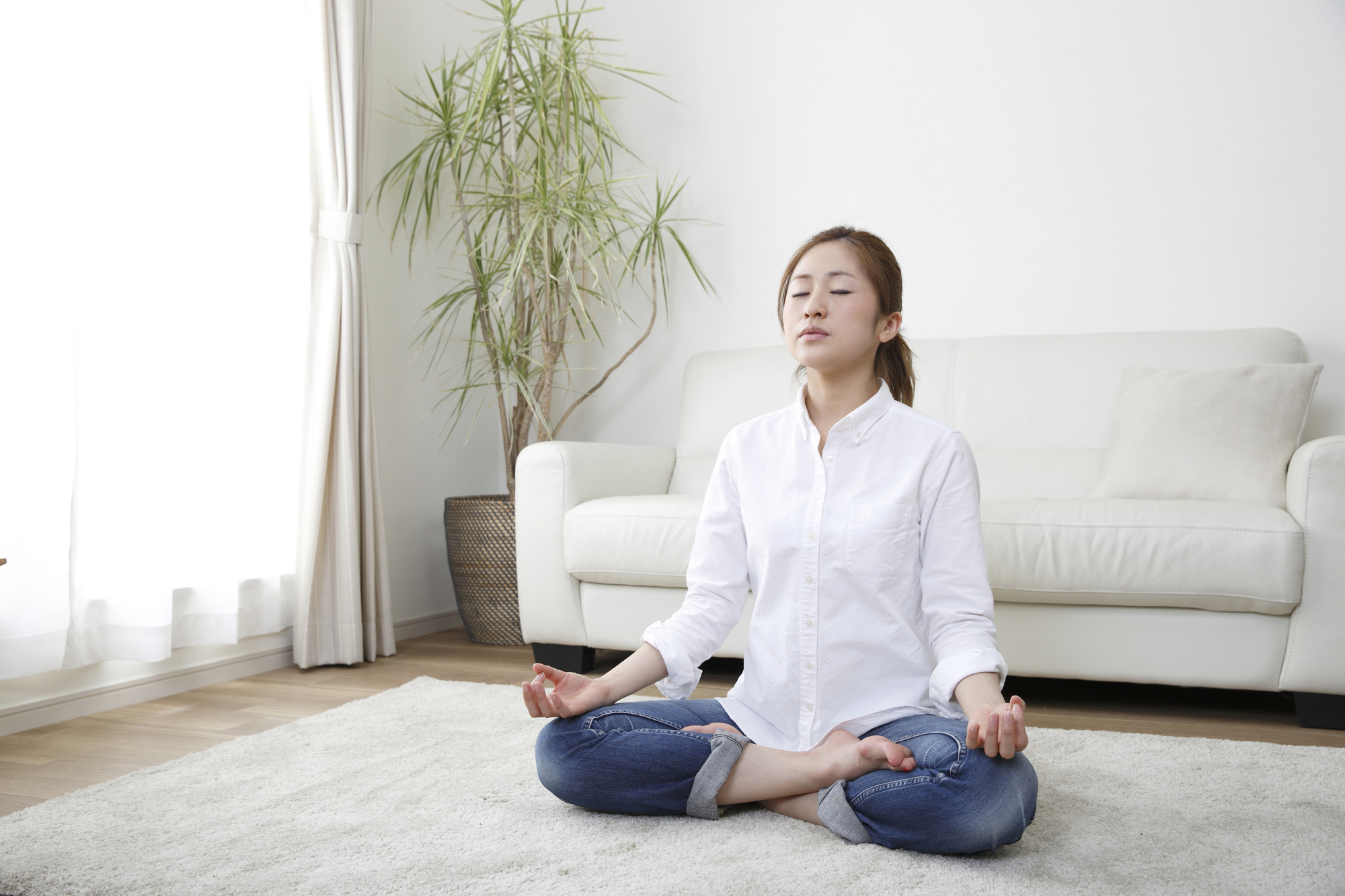 自宅でマインドフルネスに取り組む利用者さま