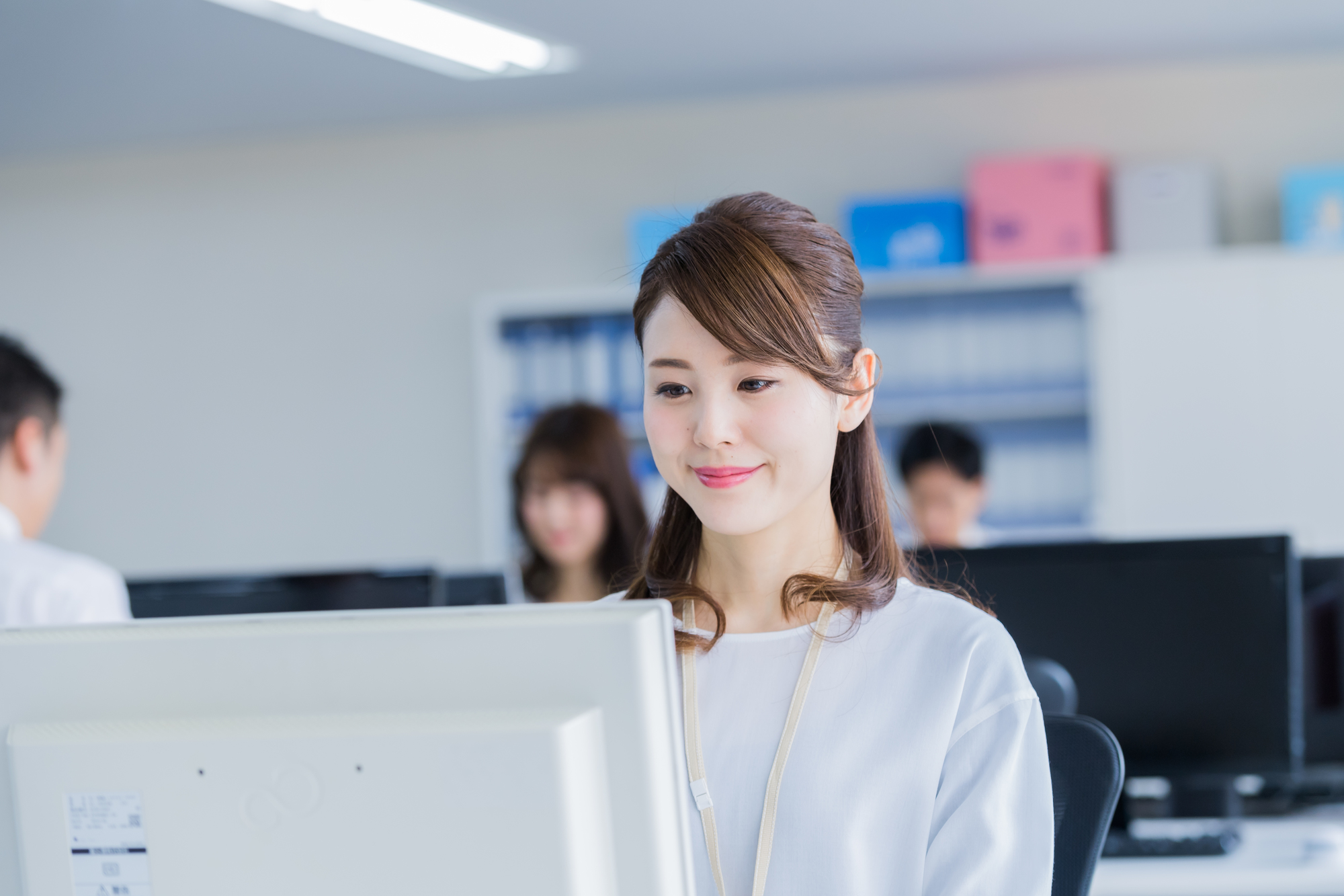 デスクワークに取り組む卒業生