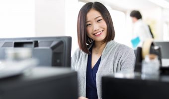 デスクワークに取り組む女性