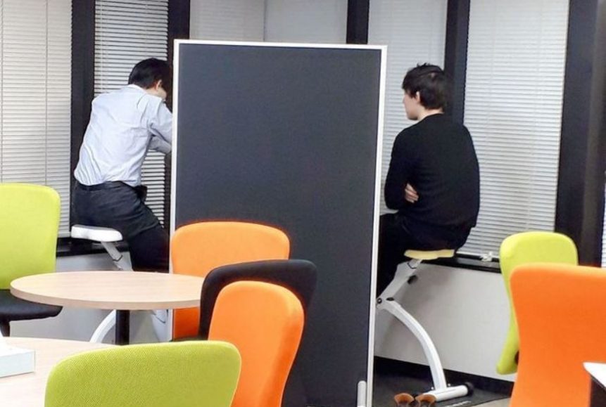 施設の中に置いてあるバイクマシンを職員が実践している模様