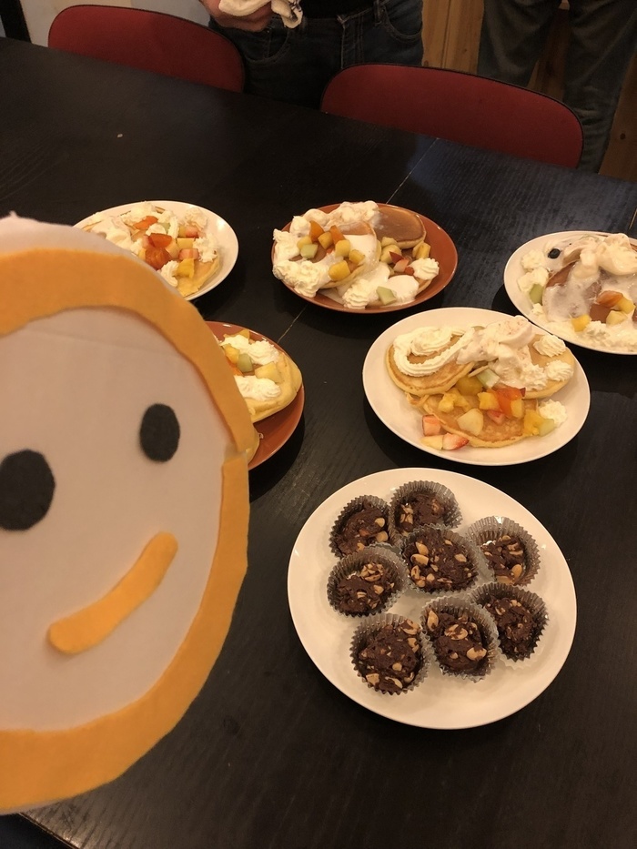 ナッツがたくさん入ったチョコナッツとフルーツ盛りだくさんのパンケーキ