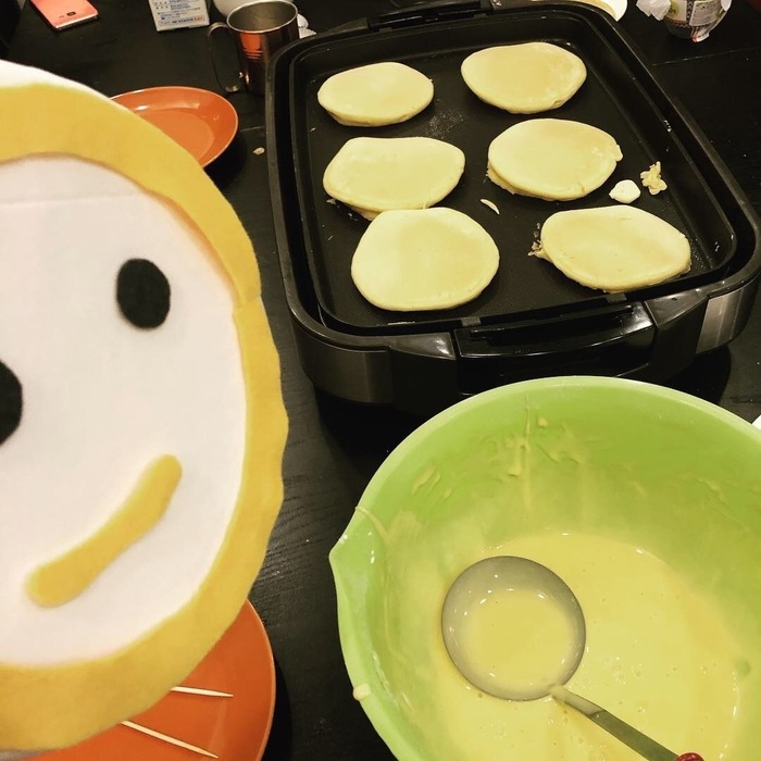 白くて美しいフォルムのパンケーキの調理の様子