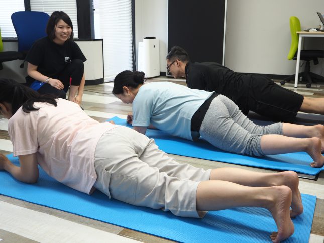 体幹トレーニングやヨガ、ボクシングプログラム、リンパストレッチの様子