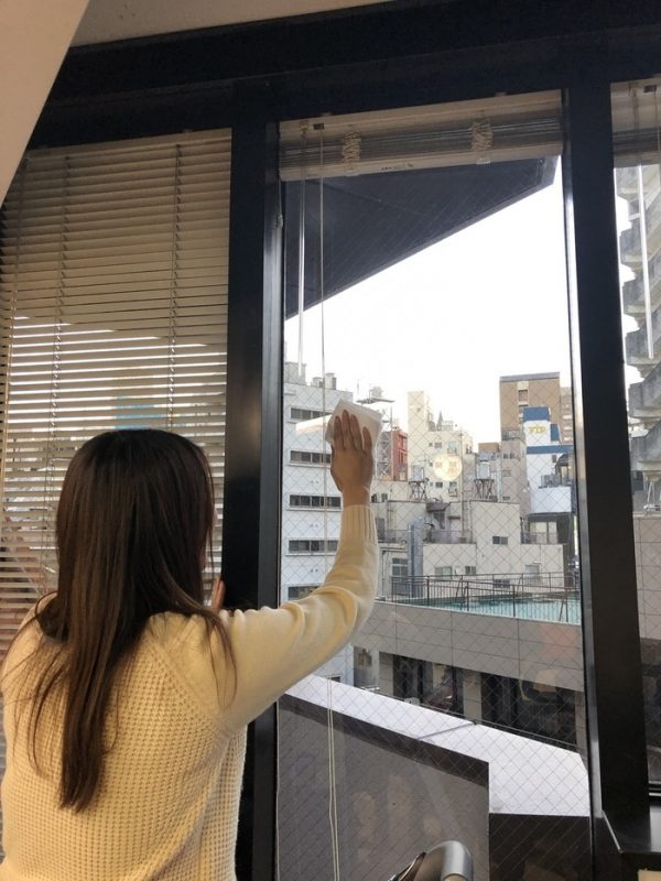 お清掃セミナープログラムに取り組む女性