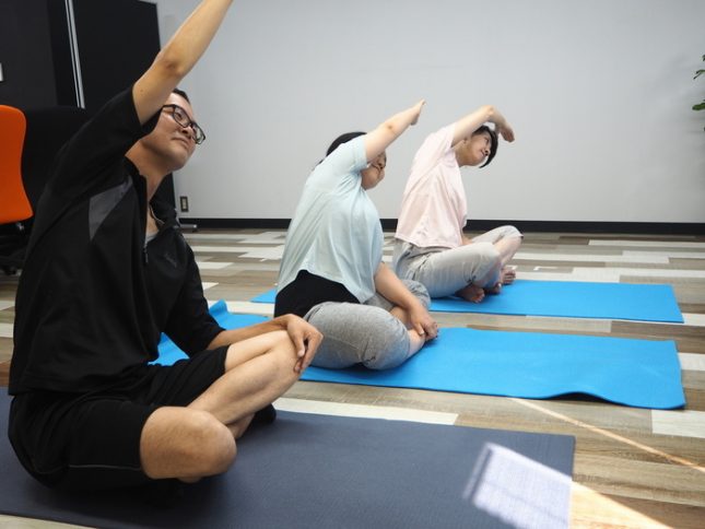 トレーニングに取り組む男女