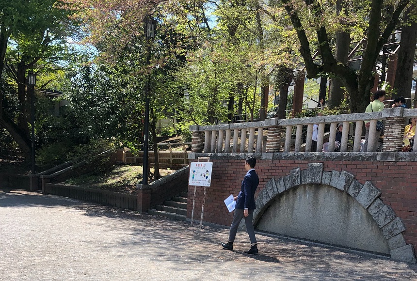 公園内で歩く瞑想に取り組む男性