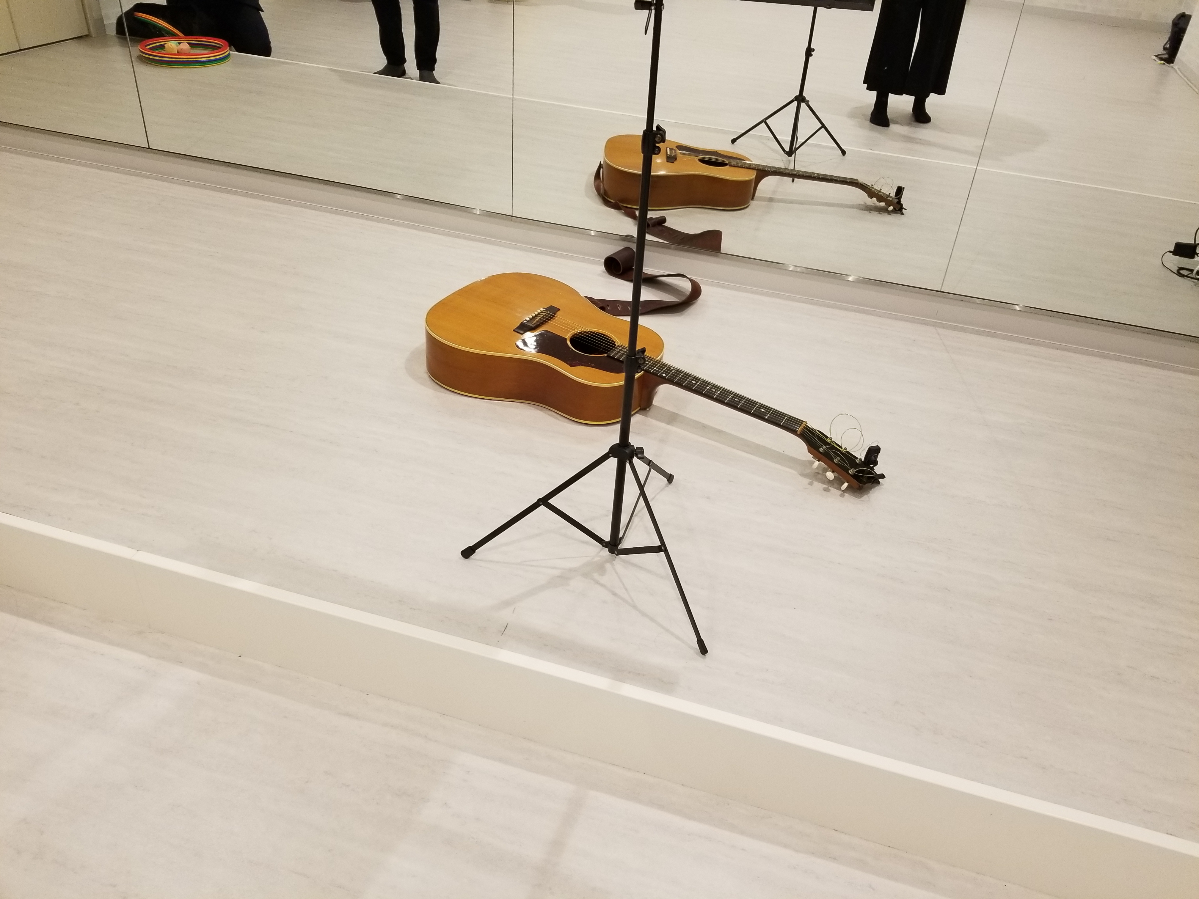 講師の先生による弾き語りの様子