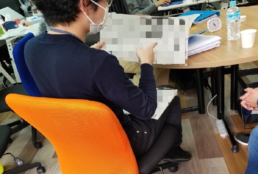 「newspaper要約プログラム」に取り組む利用者さん