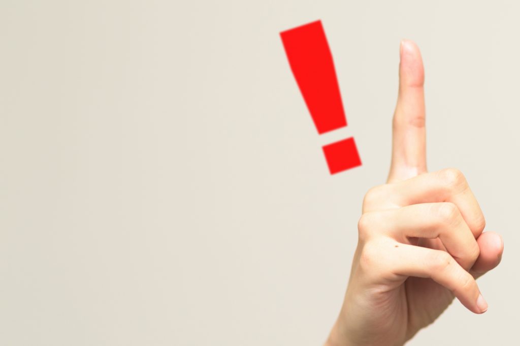 伸ばされた人差し指と、それと隣り合う！マーク