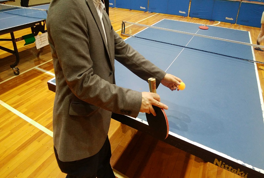 外部の社会資源施設を利用する運動プログラム内で卓球に取り組む利用者さん