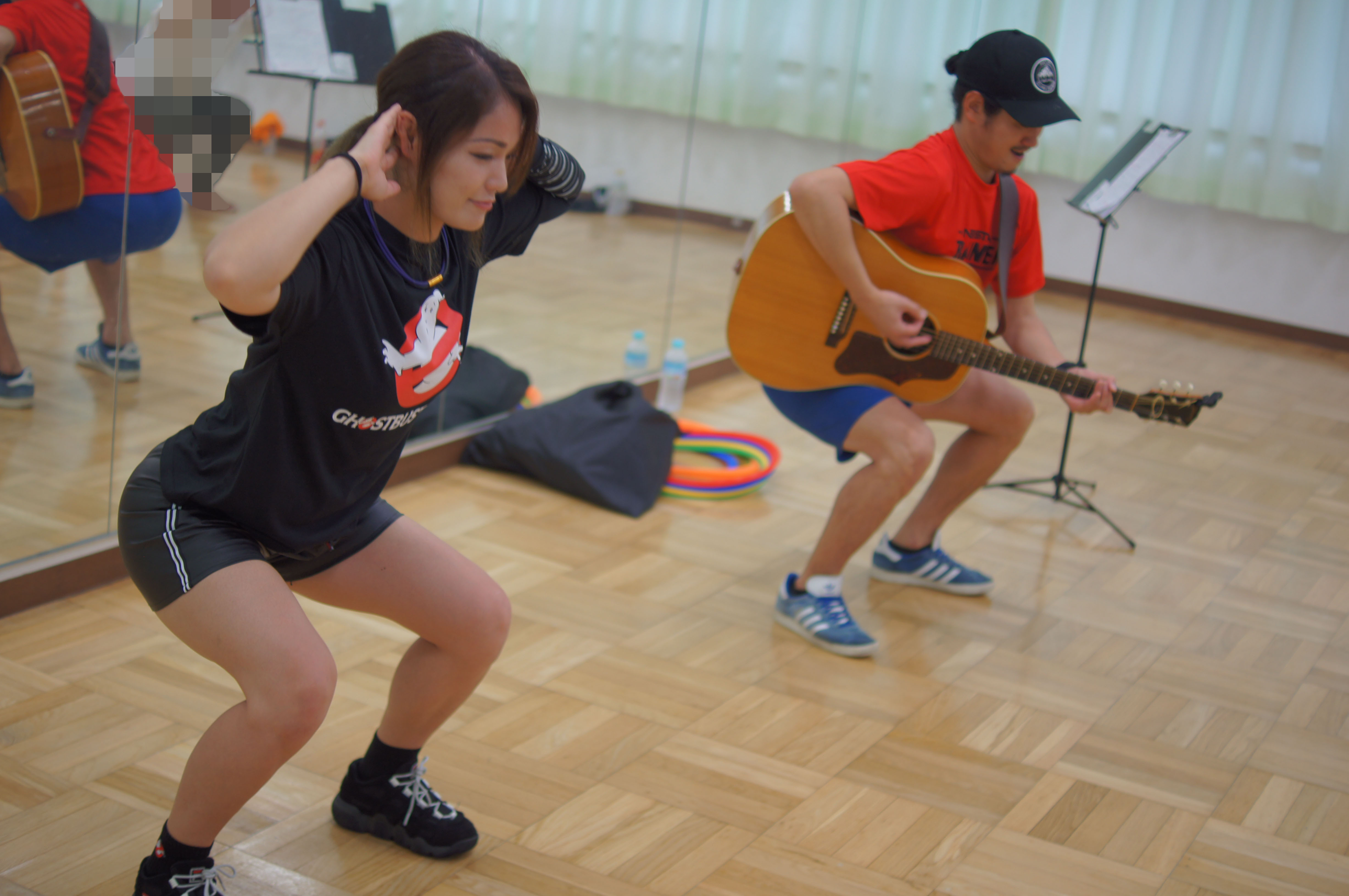 リトミック講師のイーサンと吉田実代さん