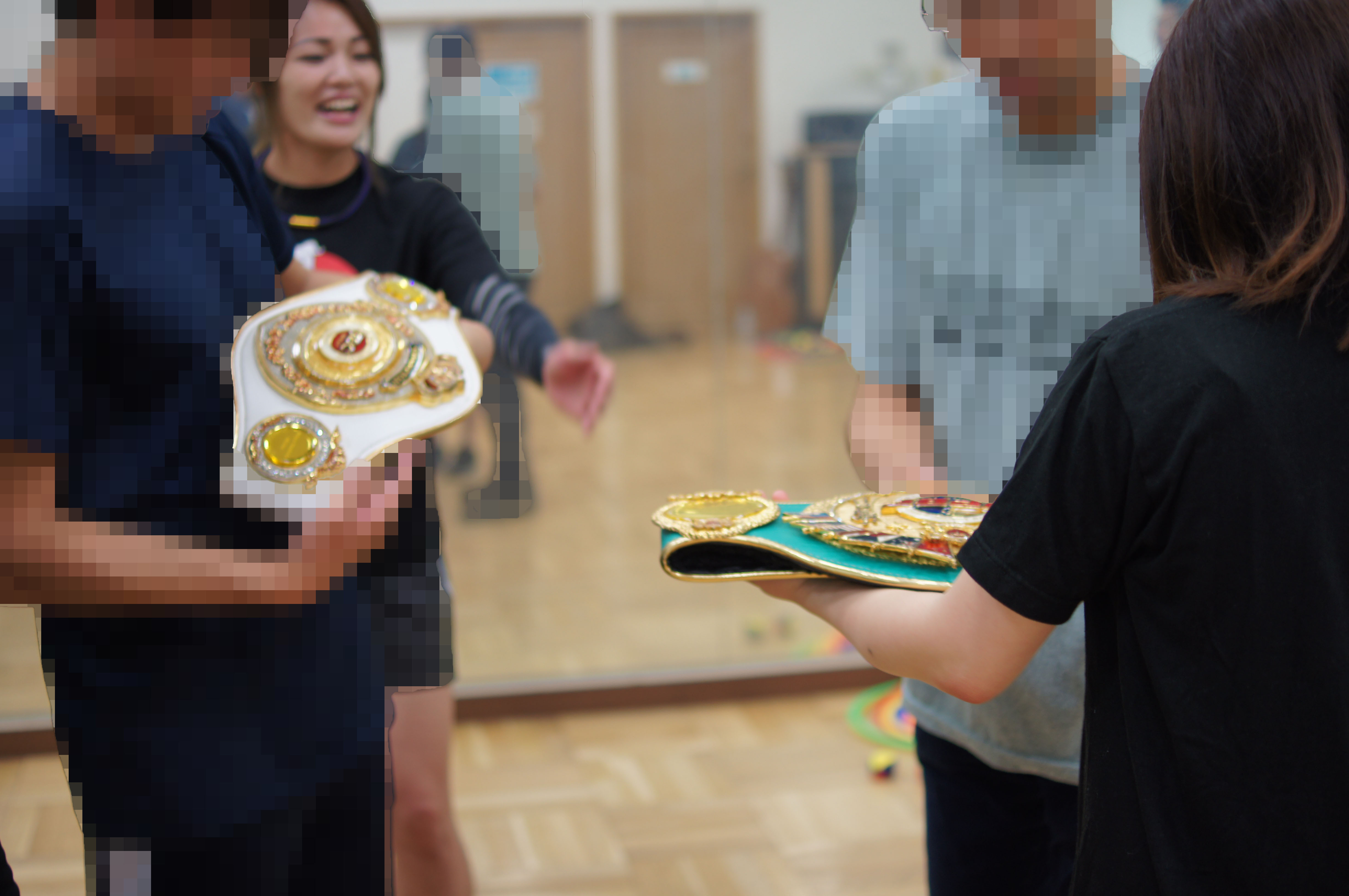 チャンピオンベルトを見る利用者さんたち