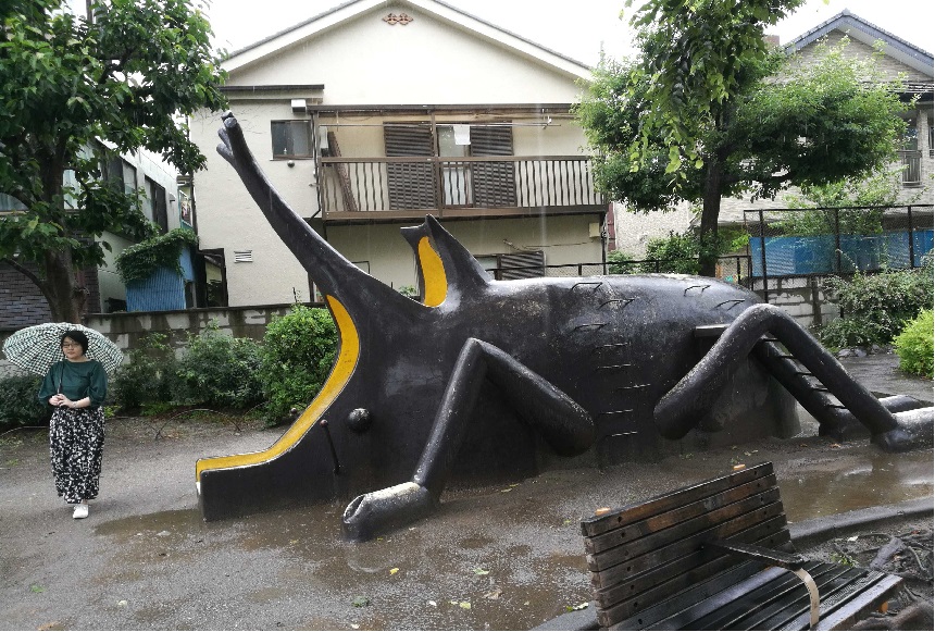 雨の中歩く瞑想をしている様子