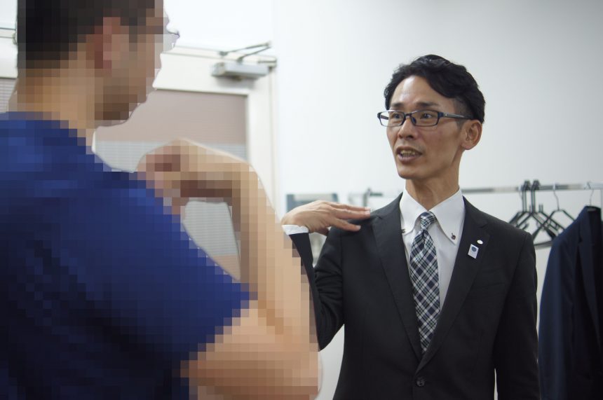 プログラム終了後に質問に行く利用者さんの様子