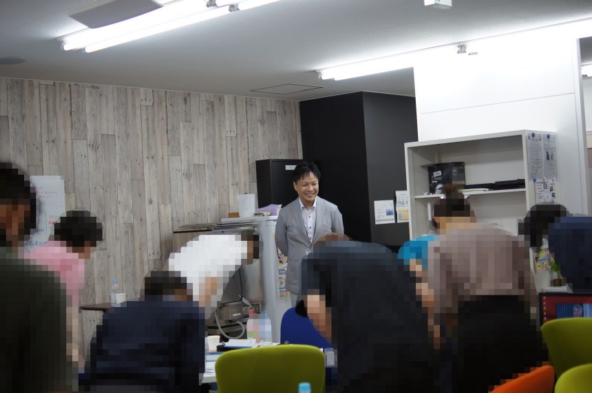 スタッフへ向かって挨拶の練習をする利用者さんたち