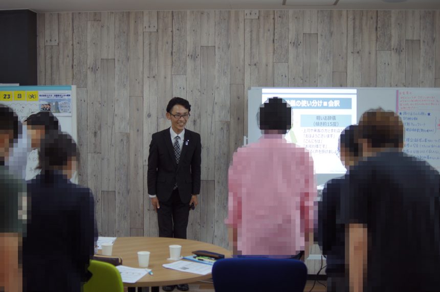 挨拶の練習をする利用者さんたち