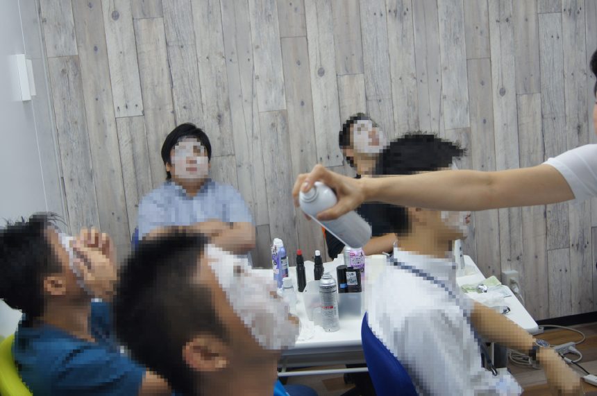 顏のお手入れマスクを体験する利用者さんたち