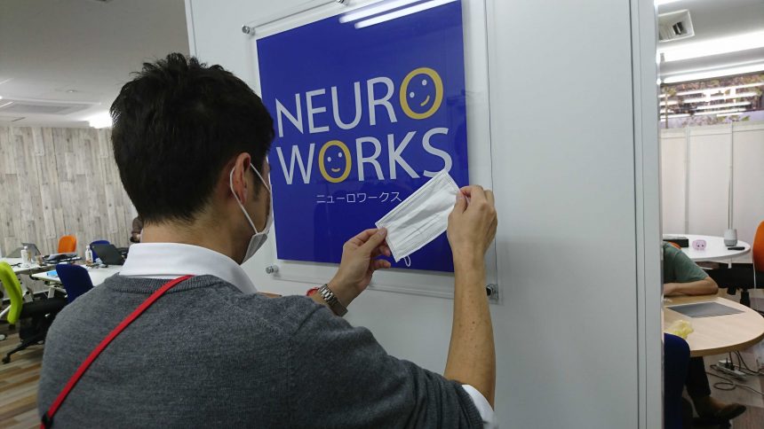 インフルエンザ予防を呼びかけるスタッフ