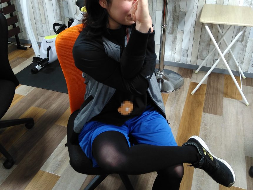 椅子ヨガをしている様子