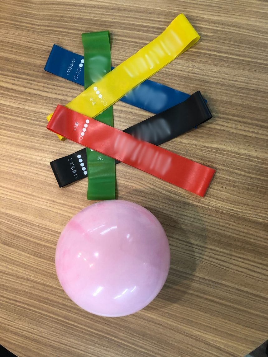 筋トレ＆ストレッチ用のボールとストレッチチューブ