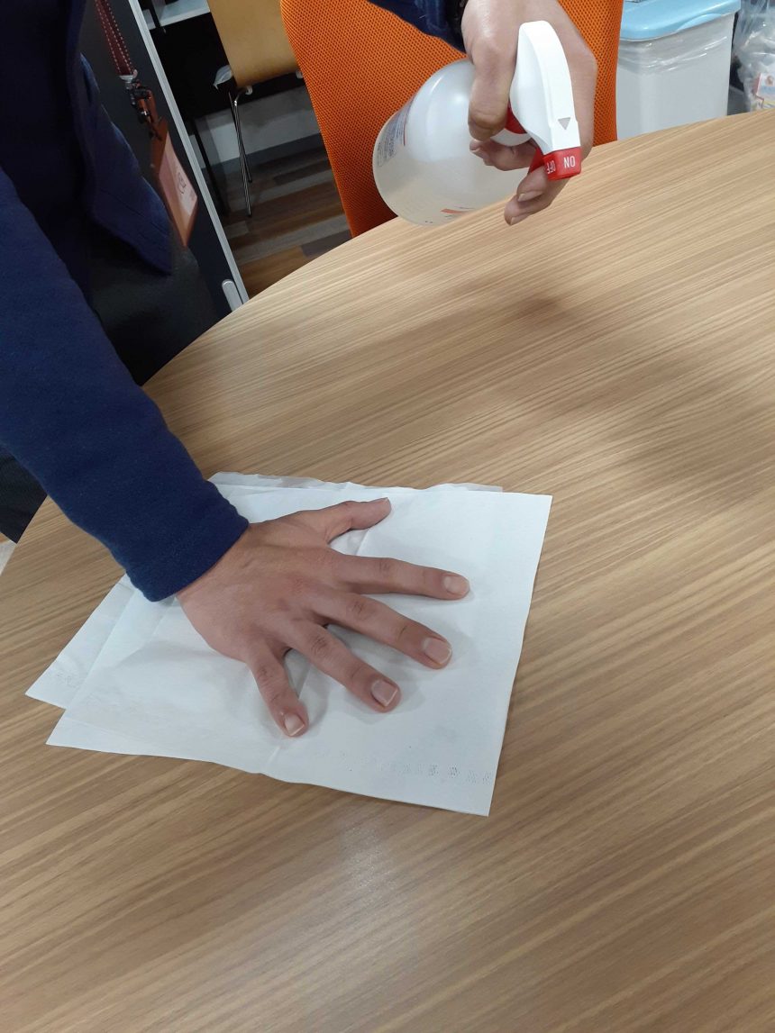 アルコール消毒をする様子