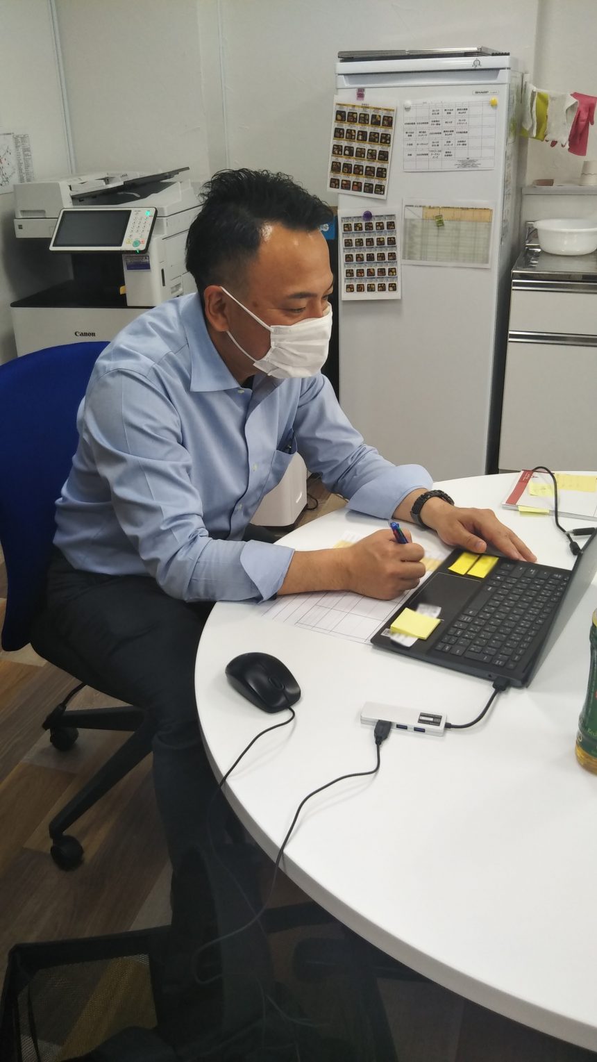 週間振り返り面談を行う様子