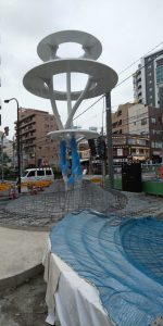 工事中のモニュメント