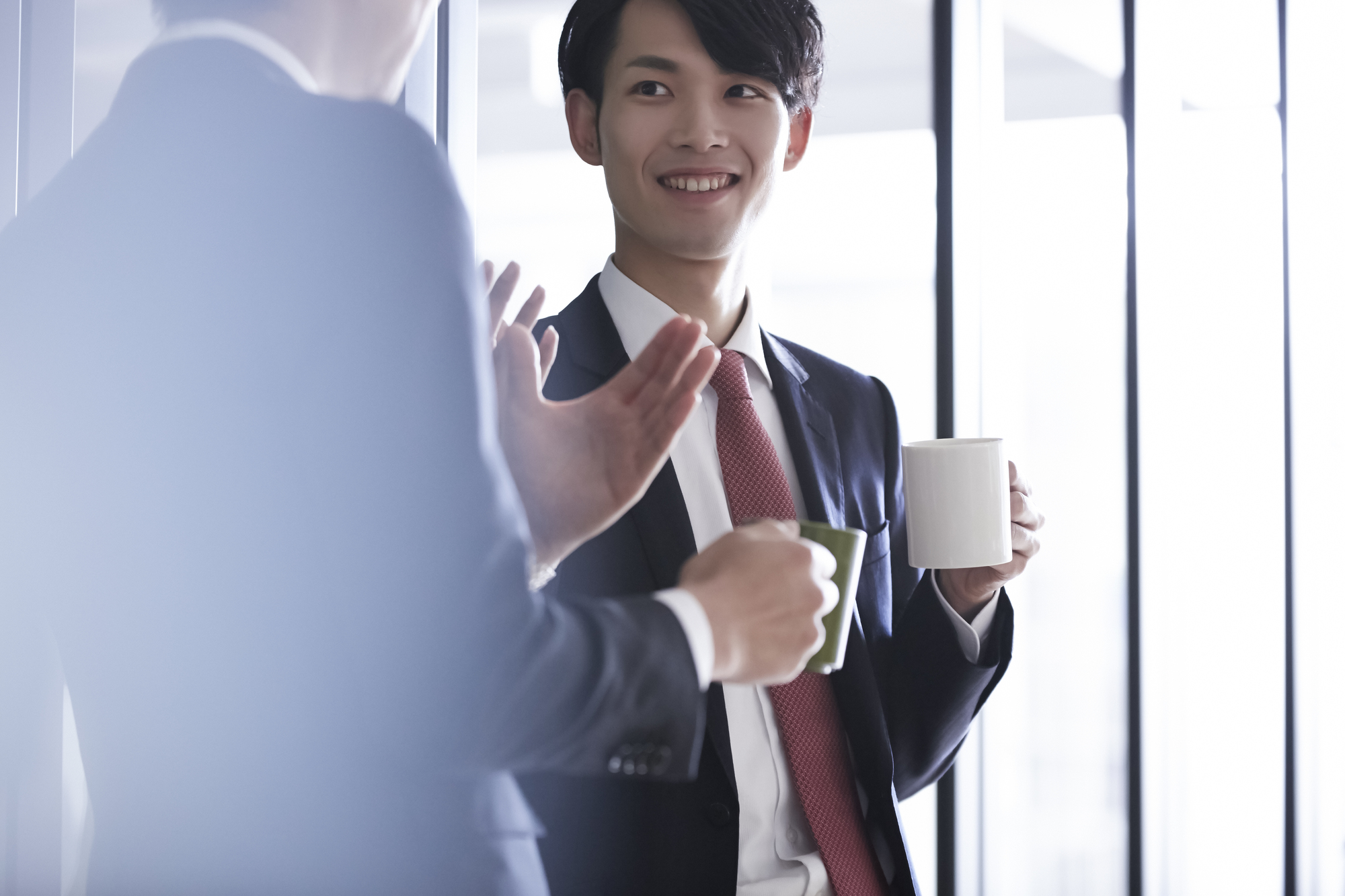 笑顔でガッツボーツをしている女性